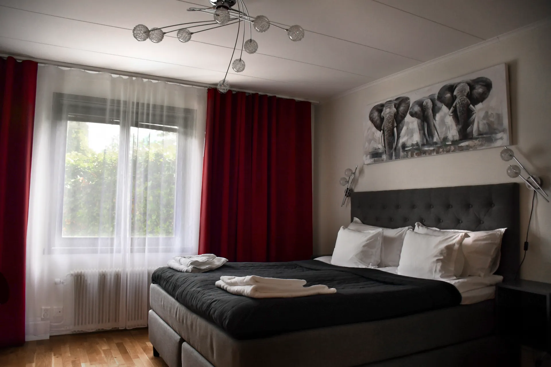 Hotellrum i Hotell Kungsbacken. Bilden föreställer ett dubbelrum med en dubbelsäng.