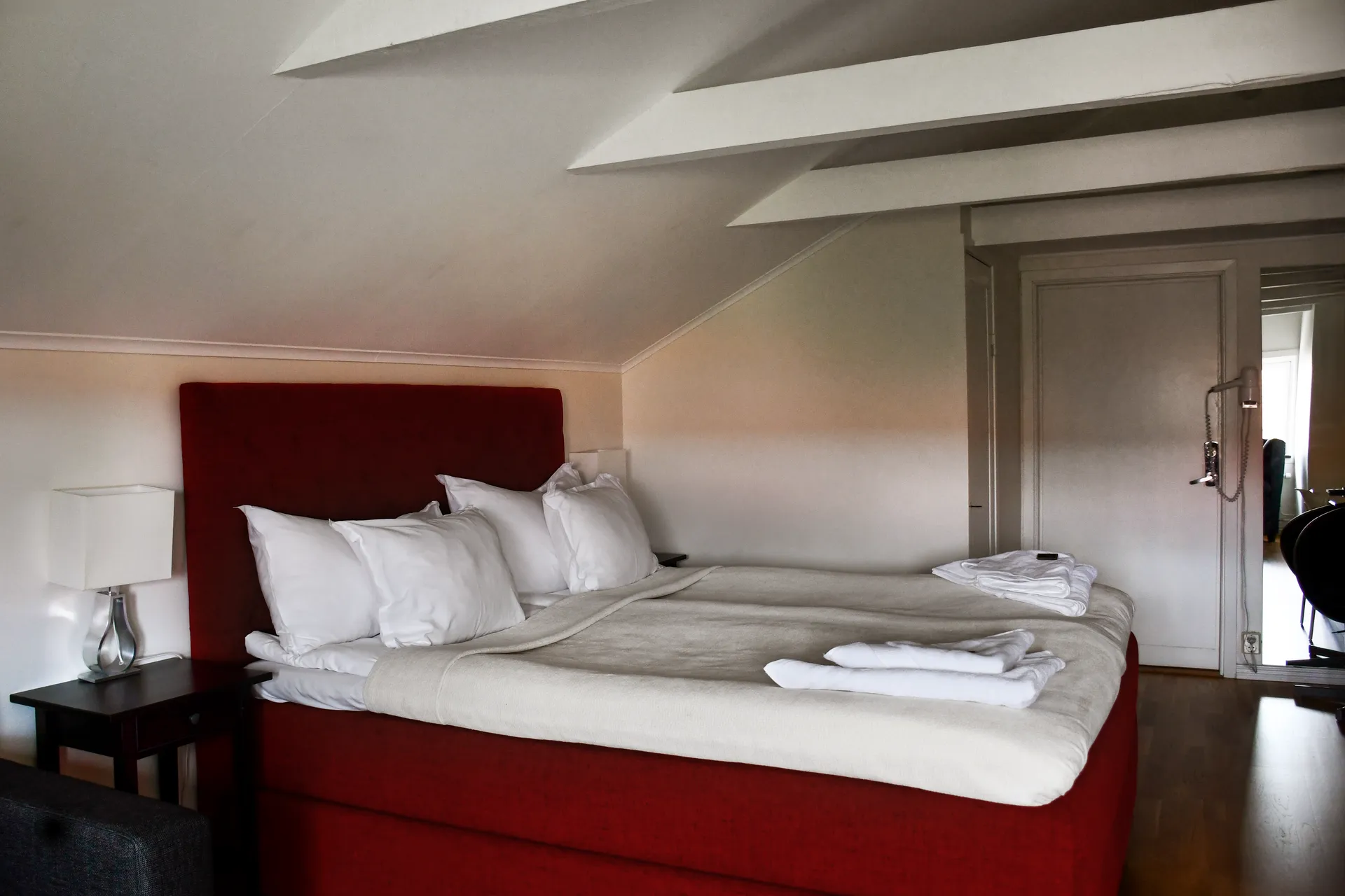 Hotellrum i Hotell Kungsbacken. Bilden föreställer ett familjerum där man kan se en dubbelsäng.