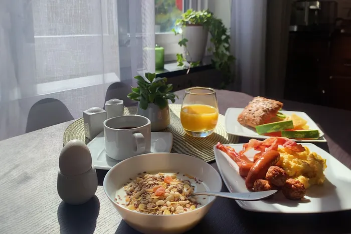 Lägenhetsuthyrning. Bilden föreställer ett bord med framdukad frukost i en av Hotell Kungsbackens villa.